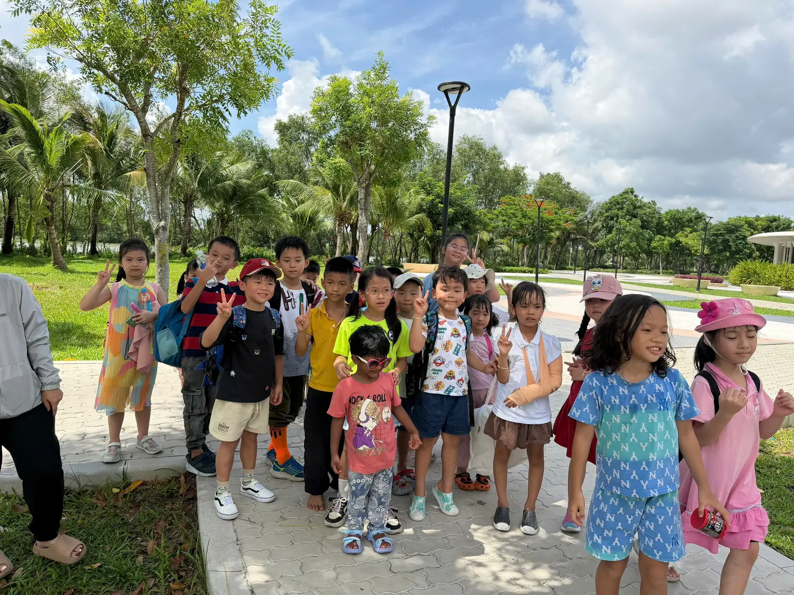 Dù ngoài trời nắng nóng nhưng các bạn nhỏ vẫn rất hào hứng tham gia buổi dã ngoại tại công viên, cùng nhau chụp một bức ảnh tập thể thật vui vẻ cùng VTS