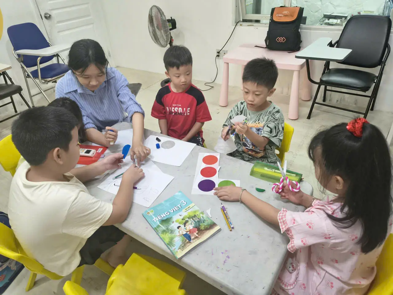 Buổi học hôm nay là trò chơi xâu chuỗi màu sắc, các bạn nhỏ đang cùng nhau phối hợp và học hỏi dưới sự hướng dẫn của cô giáo.