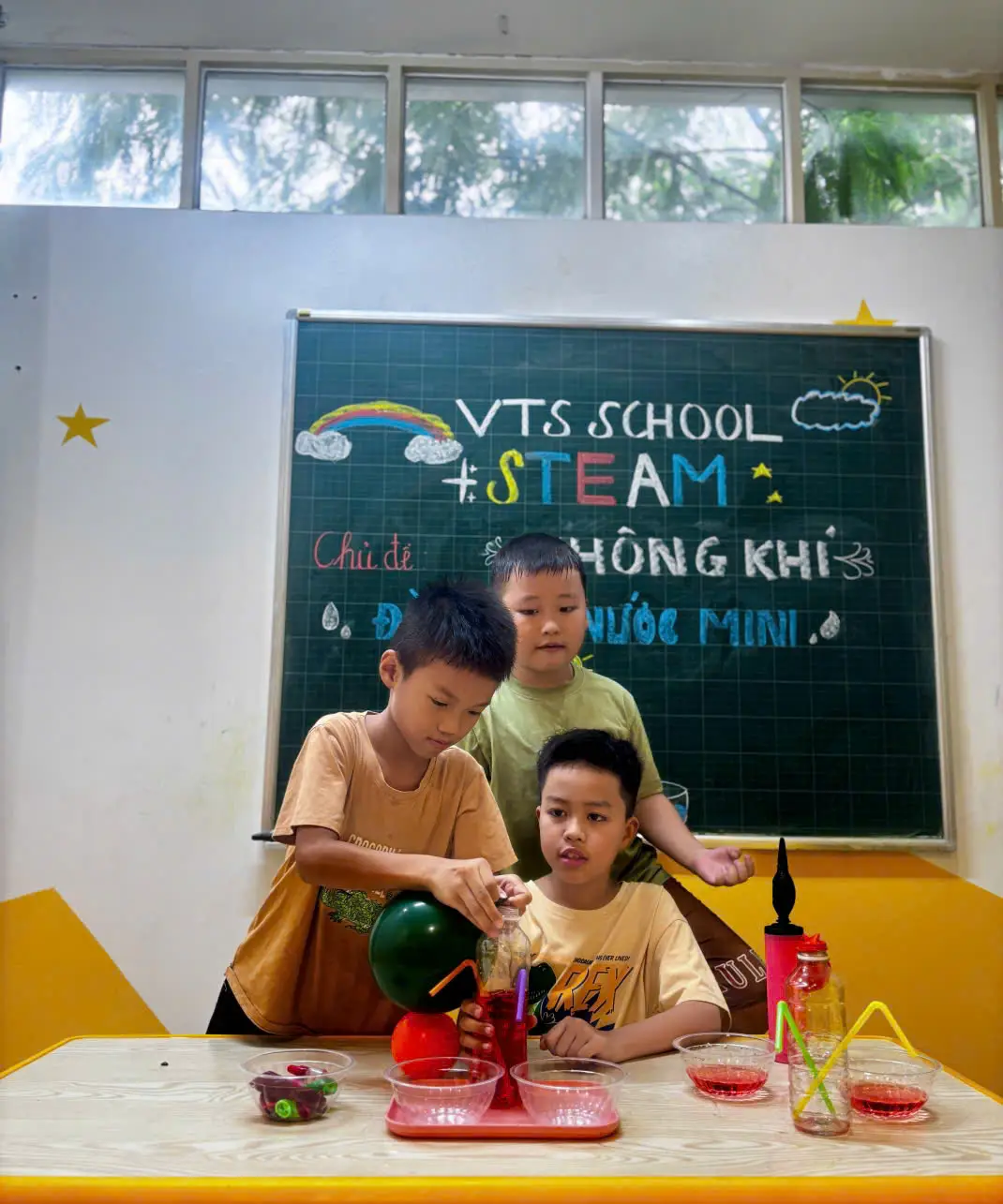 🧪 Giờ học STEAM tại VTS School 💧 Các bạn nhỏ đã cùng thực hiện thí nghiệm Đài phun nước mini và cực thích thú khám phá sức mạnh của áp suất không khí. 🌈