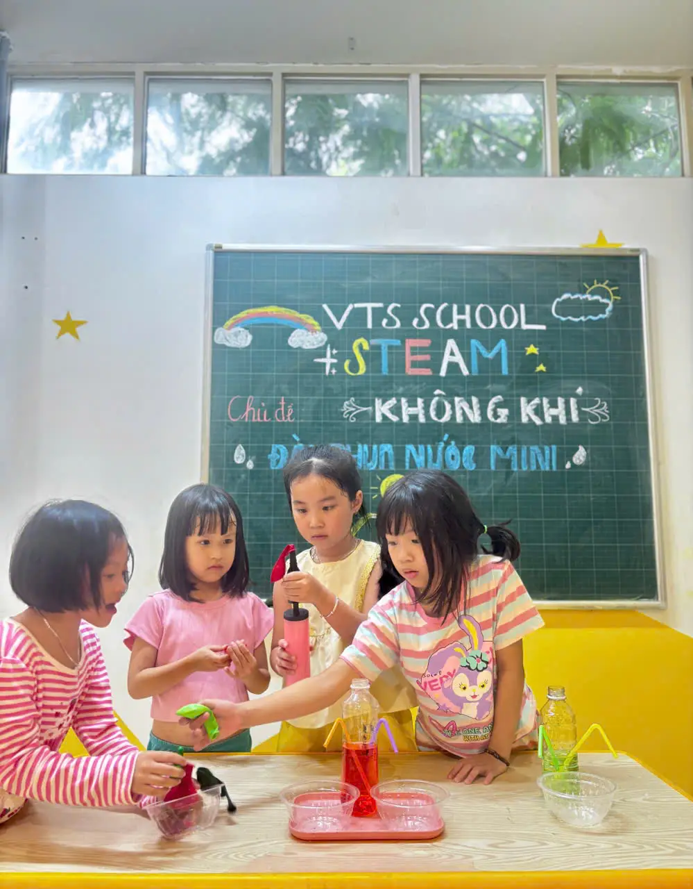 🧪 Giờ học STEAM tại VTS School 💧 Các bạn nhỏ đã cùng thực hiện thí nghiệm Đài phun nước mini và cực thích thú khám phá sức mạnh của áp suất không khí. 🌈