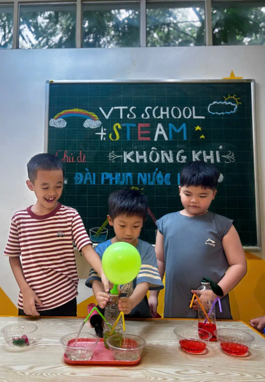 🧪 Giờ học STEAM tại VTS School 💧 Các bạn nhỏ đã cùng thực hiện thí nghiệm Đài phun nước mini và cực thích thú khám phá sức mạnh của áp suất không khí. 🌈
