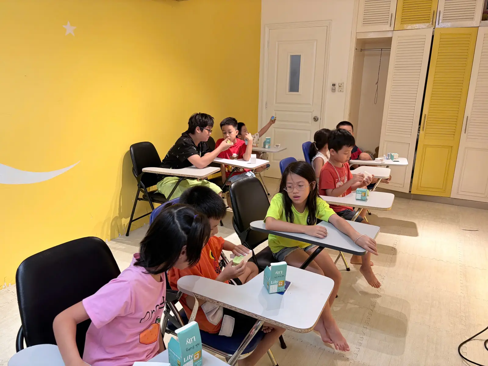 🤖✨ Hôm nay các bạn nhỏ đã hóa thân thành những “AI Explorers”, tự nghĩ câu hỏi thật khó để thử thách Lily Box, cùng vượt qua AI Escape Room và chinh phục AI Challenge! 🔐🎮  Qua mỗi trò chơi, các bé học cách đặt câu lệnh rõ ràng, sáng tạo và khám phá sức mạnh của AI một cách đầy hứng thú. 💡🌟
