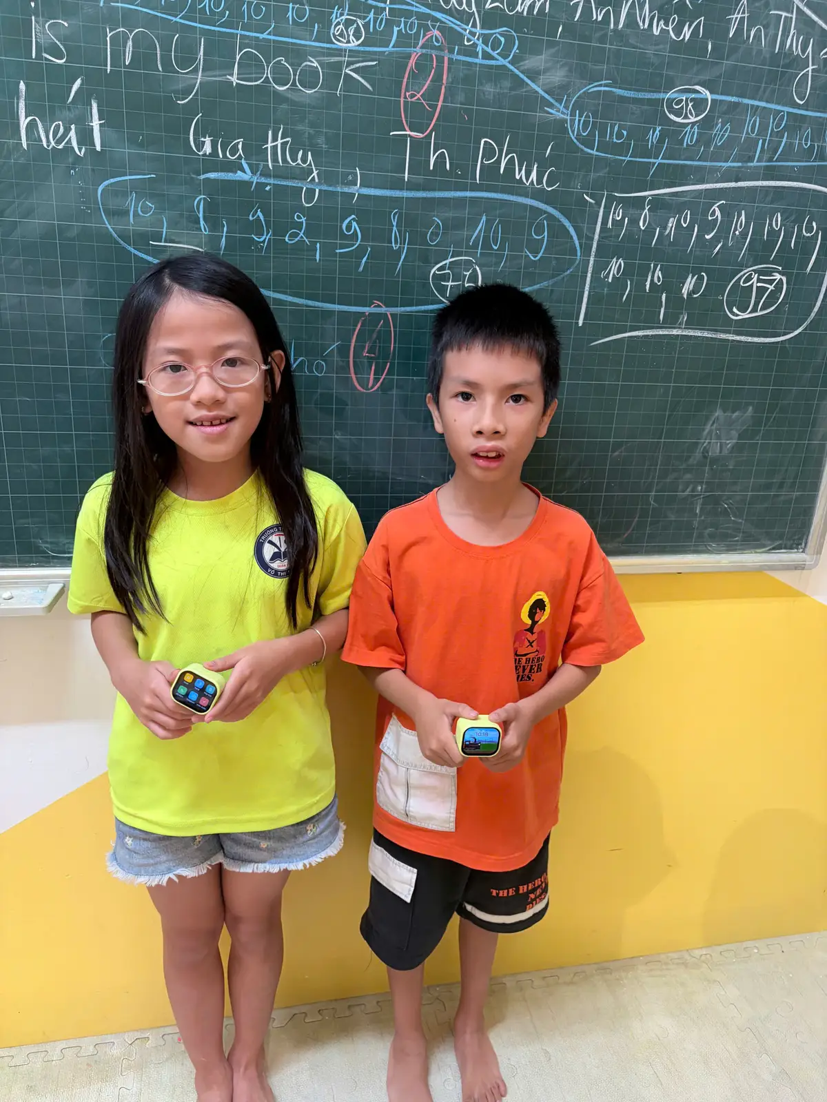 🤖✨ Hôm nay các bạn nhỏ đã hóa thân thành những “AI Explorers”, tự nghĩ câu hỏi thật khó để thử thách Lily Box, cùng vượt qua AI Escape Room và chinh phục AI Challenge! 🔐🎮  Qua mỗi trò chơi, các bé học cách đặt câu lệnh rõ ràng, sáng tạo và khám phá sức mạnh của AI một cách đầy hứng thú. 💡🌟