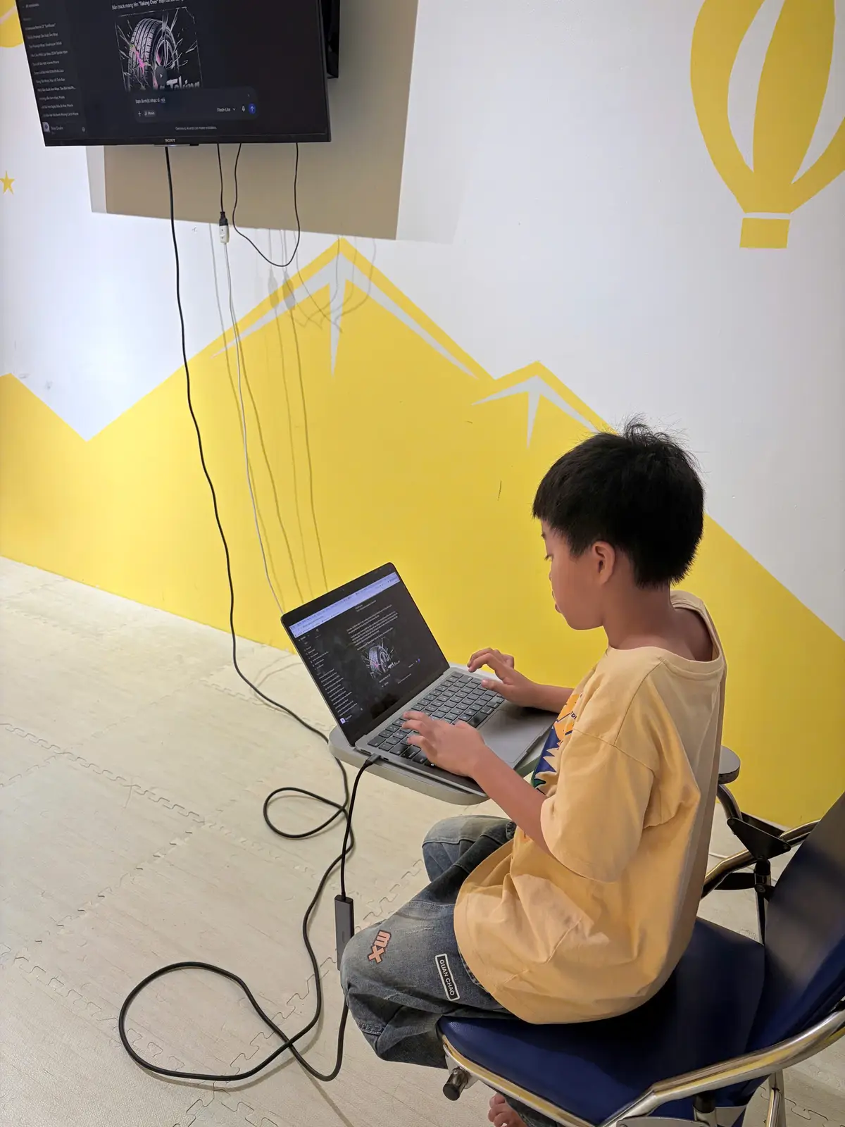 🎵 Khi AI biến từ vựng thành âm nhạc! 🤖✨  Hôm nay, các bạn nhỏ đã có một trải nghiệm thật thú vị: sử dụng AI để sáng tạo những bài hát của riêng mình! 🎶  Không chỉ học AI, các bé còn kết hợp từ vựng tiếng Anh vào lời bài hát, biến những kiến thức tưởng chừng khô khan thành giai điệu dễ nhớ và đầy màu sắc. 📚🎤  💡 Học từ vựng qua âm nhạc 🎨 Thỏa sức sáng tạo cùng AI 🤖 Khám phá cách công nghệ hỗ trợ việc học  Mỗi bài hát là một sản phẩm sáng tạo riêng, cũng là một cách để các bé vừa học – chơi – khám phá – và làm quen với AI một cách tự nhiên.  🌟 AI không chỉ để sử dụng – AI còn là công cụ để các em sáng tạo!  #AIForKids #AI #STEM #EnglishLearning #CreativeLearning #HocCungAI #TrẻEmSángTạo#VTS