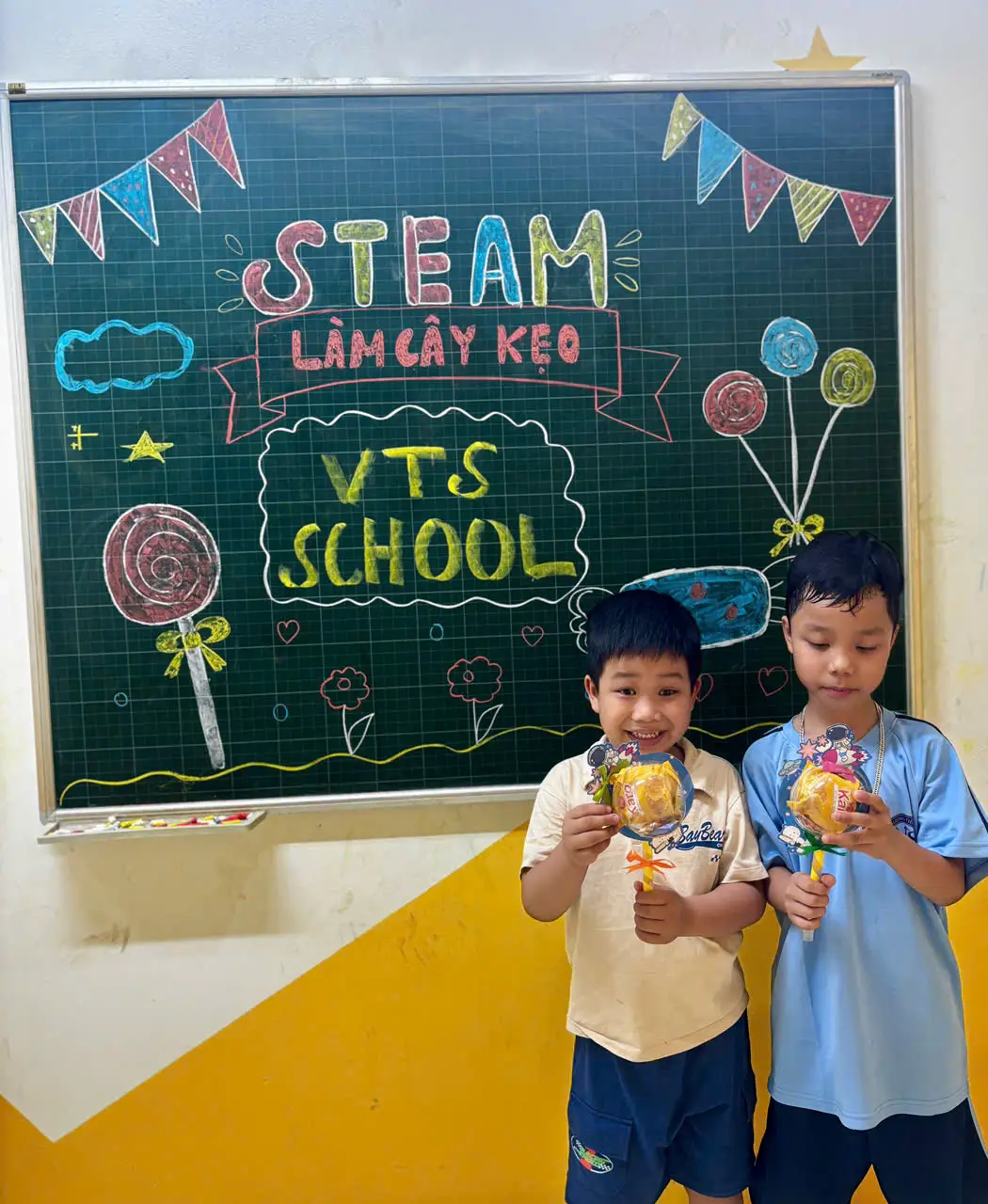 Hôm nay các bé cùng tham gia hoạt động STEAM “Làm cây kẹo” 🍭💕 Một món quà nhỏ xinh như lời tạm biệt ngọt ngào, khép lại một mùa hè thật nhiều niềm vui và kỷ niệm đáng nhớ tại VTS School! 🌈✨