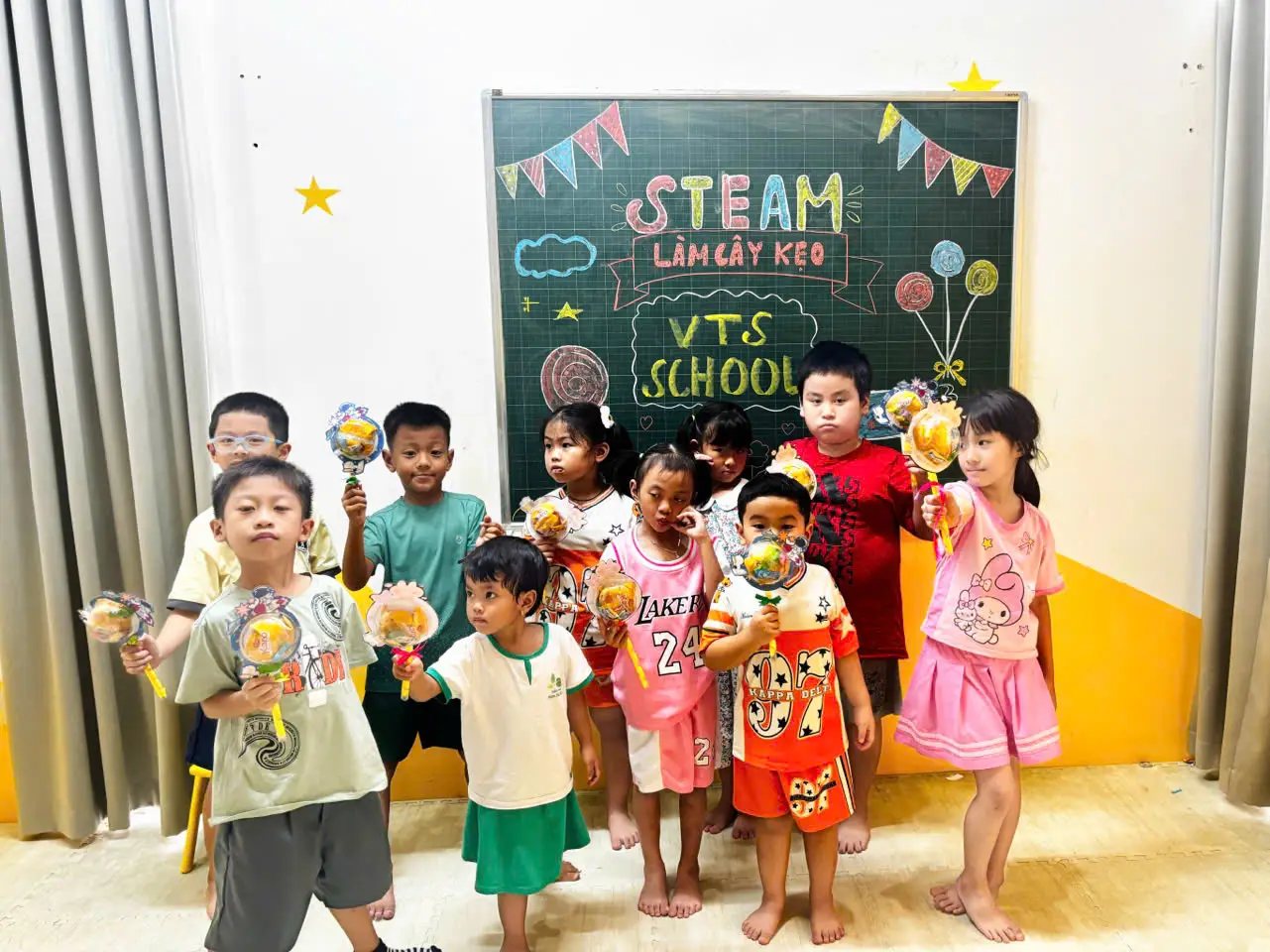 Hôm nay các bé cùng tham gia hoạt động STEAM “Làm cây kẹo” 🍭💕 Một món quà nhỏ xinh như lời tạm biệt ngọt ngào, khép lại một mùa hè thật nhiều niềm vui và kỷ niệm đáng nhớ tại VTS School! 🌈✨