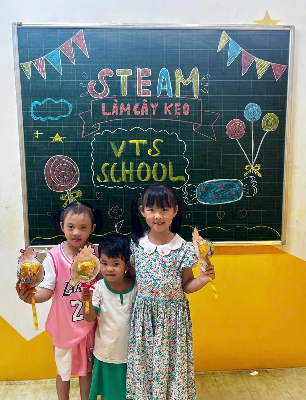 Hôm nay các bé cùng tham gia hoạt động STEAM “Làm cây kẹo” 🍭💕 Một món quà nhỏ xinh như lời tạm biệt ngọt ngào, khép lại một mùa hè thật nhiều niềm vui và kỷ niệm đáng nhớ tại VTS School! 🌈✨