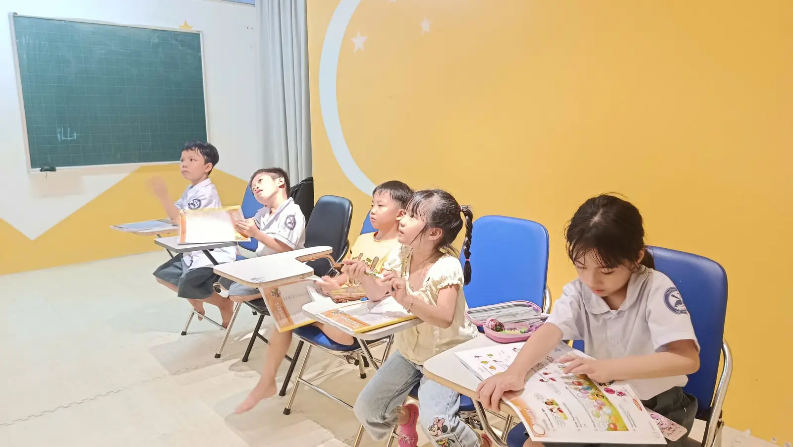 Giờ học tiếng anh cùng các bé tại VTS