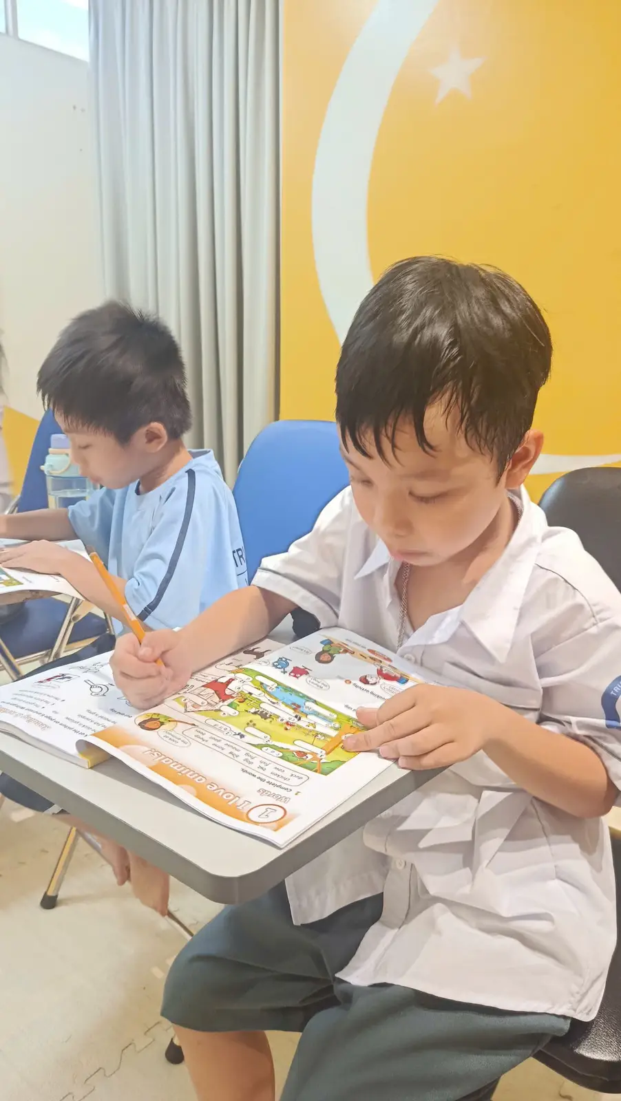 Giờ học tiếng anh vui cùng các bạn tại VTS