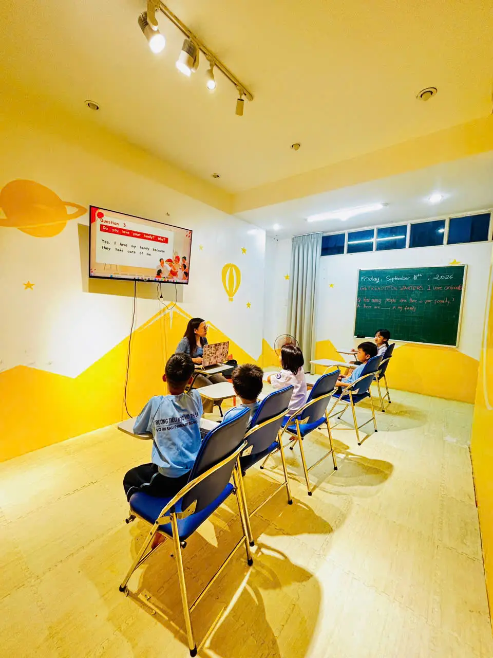 Giờ học tiếng anh cùng giáo viên nước ngoài của các bé tại VTS
